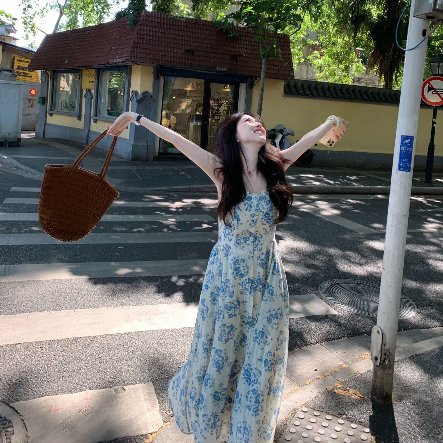 法式蓝色碎花棉质收腰吊带连衣裙女夏大摆度假小清新青花瓷连衣裙