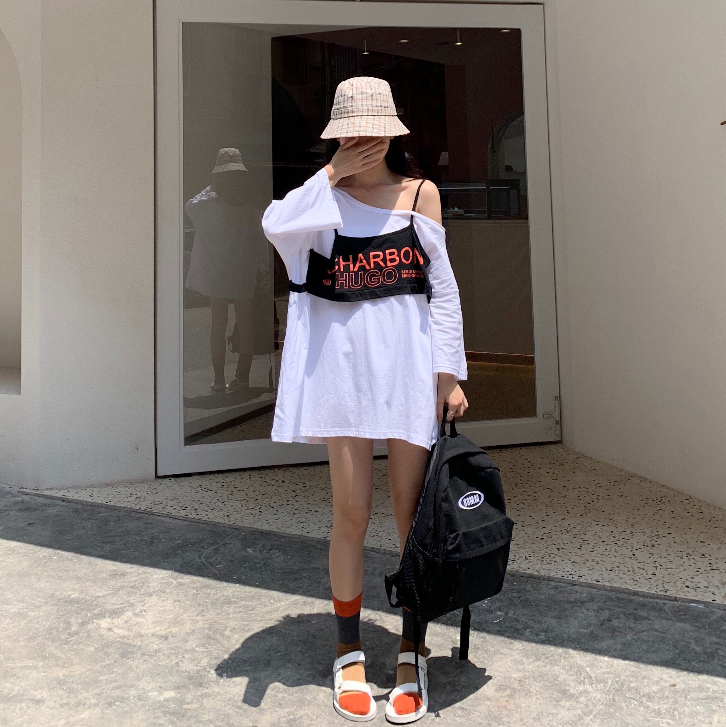 Real-price fake two T-skirts with loose shoulder and slim head and missing lower body