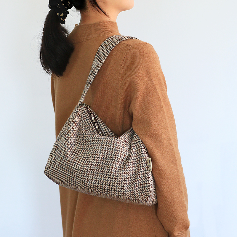 布奏毛呢枕头包秋冬腋下包法棍包