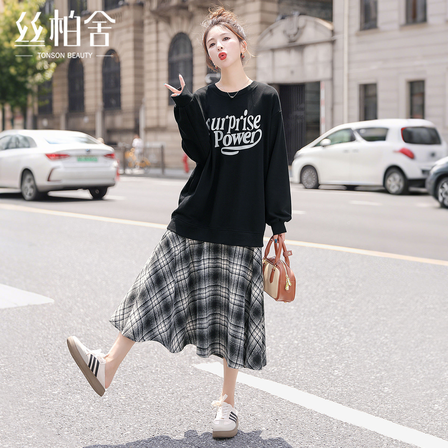 丝柏舍撞色字母格纹圆领连衣裙