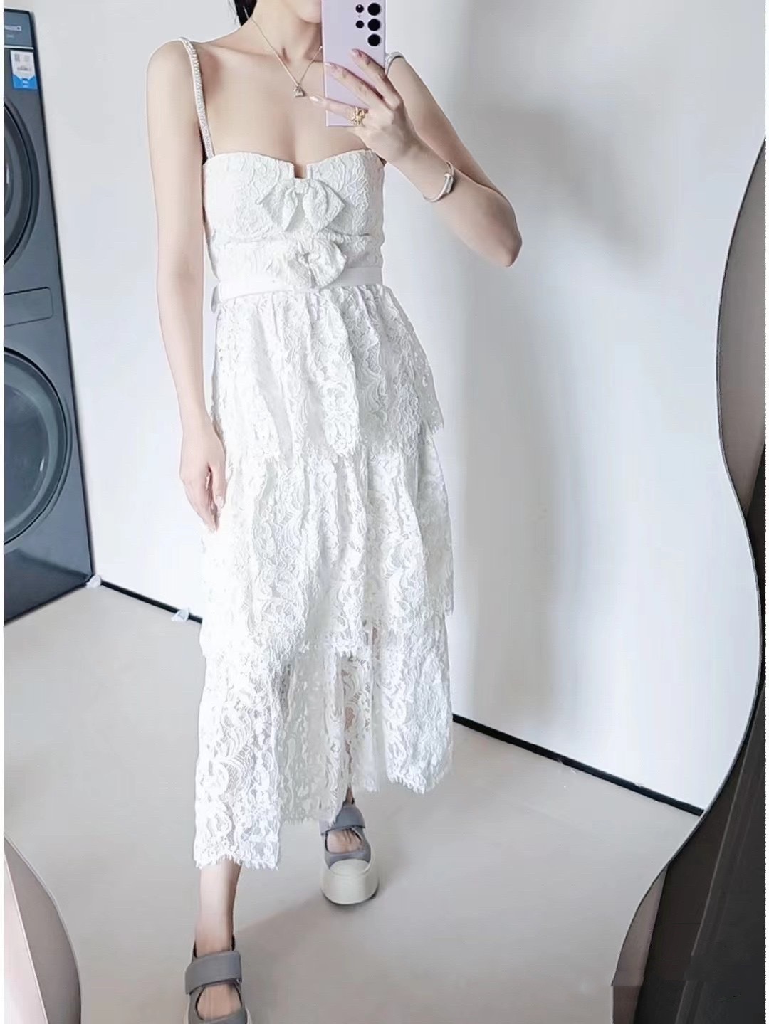 部分现货self-portrait2023春夏新款乳白色蕾丝吊带化蝶结蛋糕裙