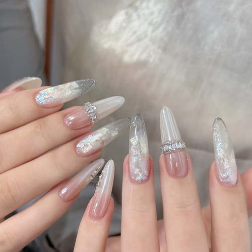 醋酸海莉冰透裸粉渐变美甲