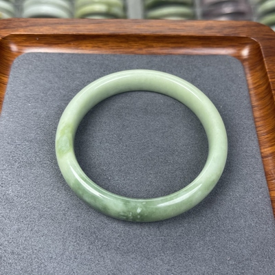精品蓝田玉手镯一口翠52.5口径