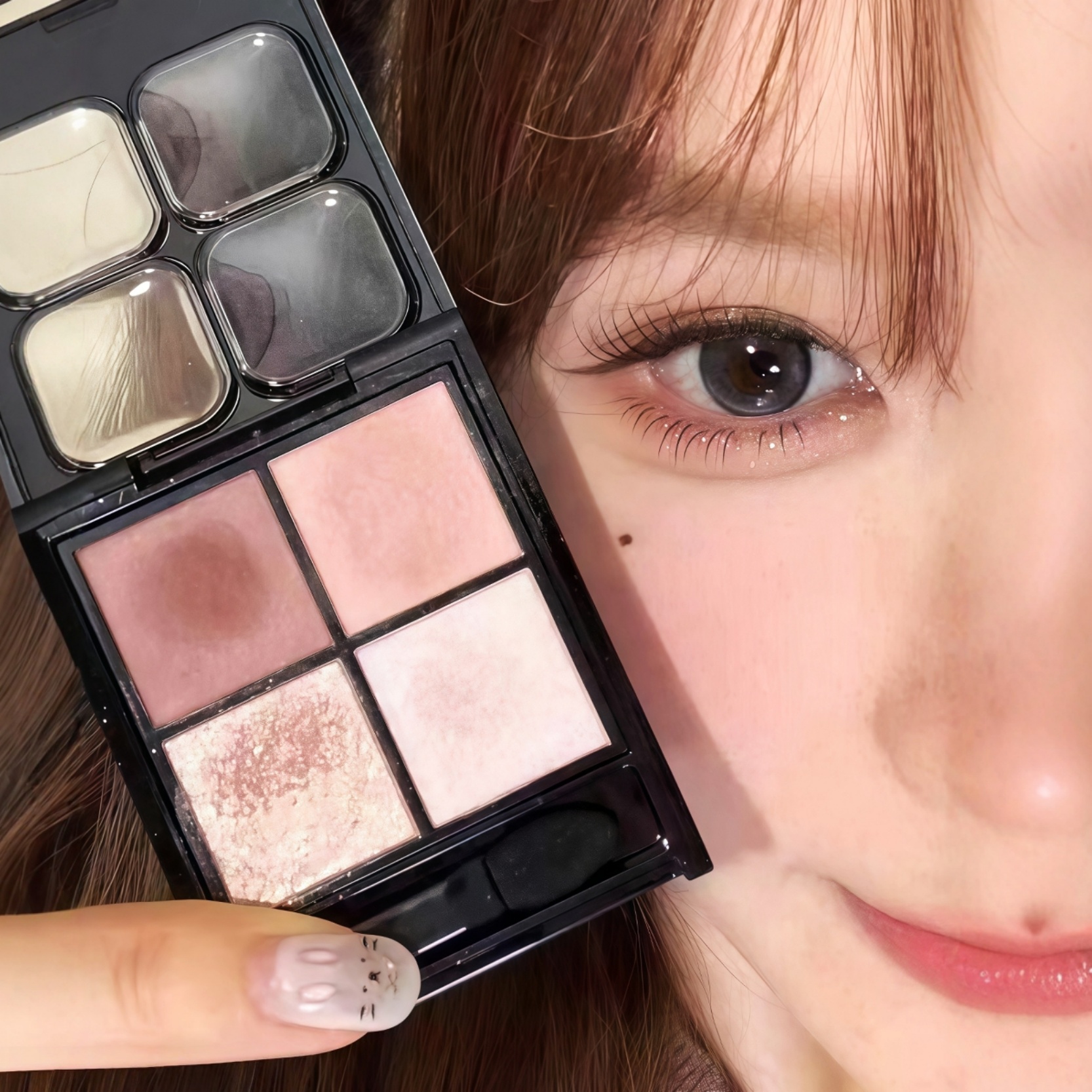 日系清透小白花！四色眼影盘2025新款日常淡妆大地粉杏色烟熏紫色