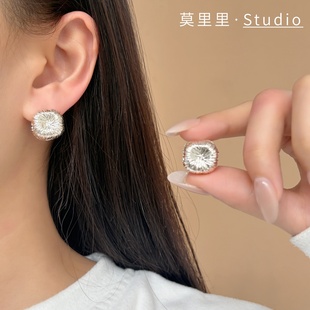 通勤 简约小巧方形耳扣爆款 莫里里新品 金属风树皮拉丝花火耳钉时尚