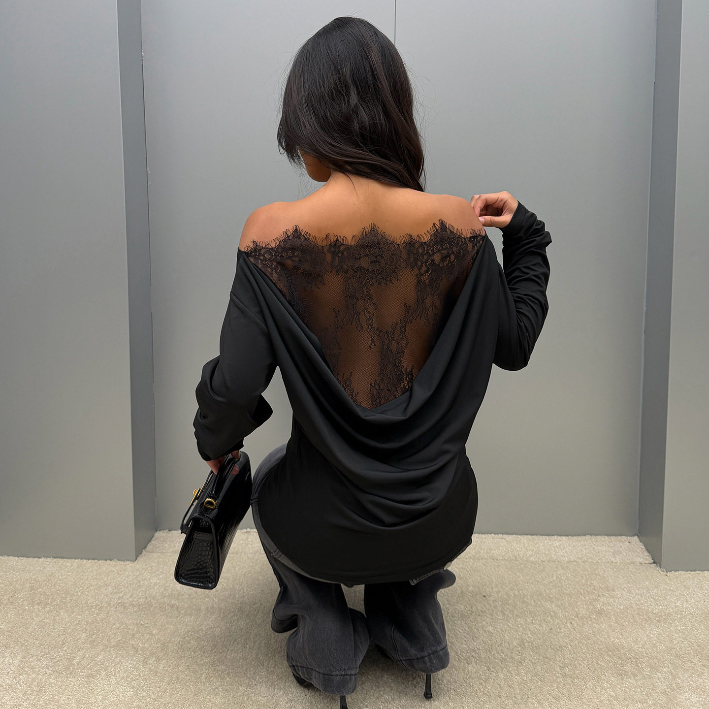 设计感蕾丝拼接透视露背修身长袖T恤一字领露肩个性辣妹女装上衣