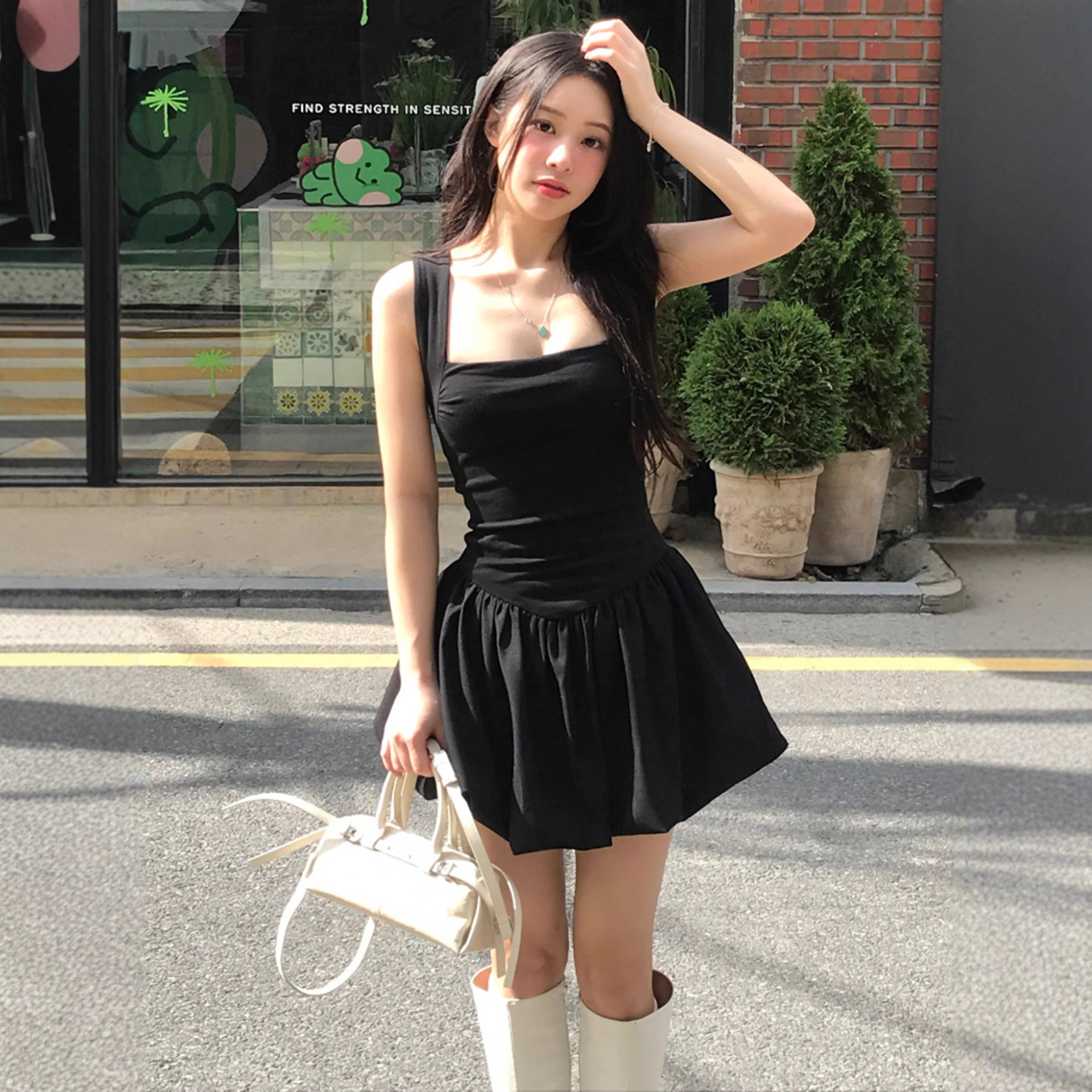 法式复古黑色方领低胸背心裙女秋季缩褶束腰显瘦花苞连衣裙短裙女