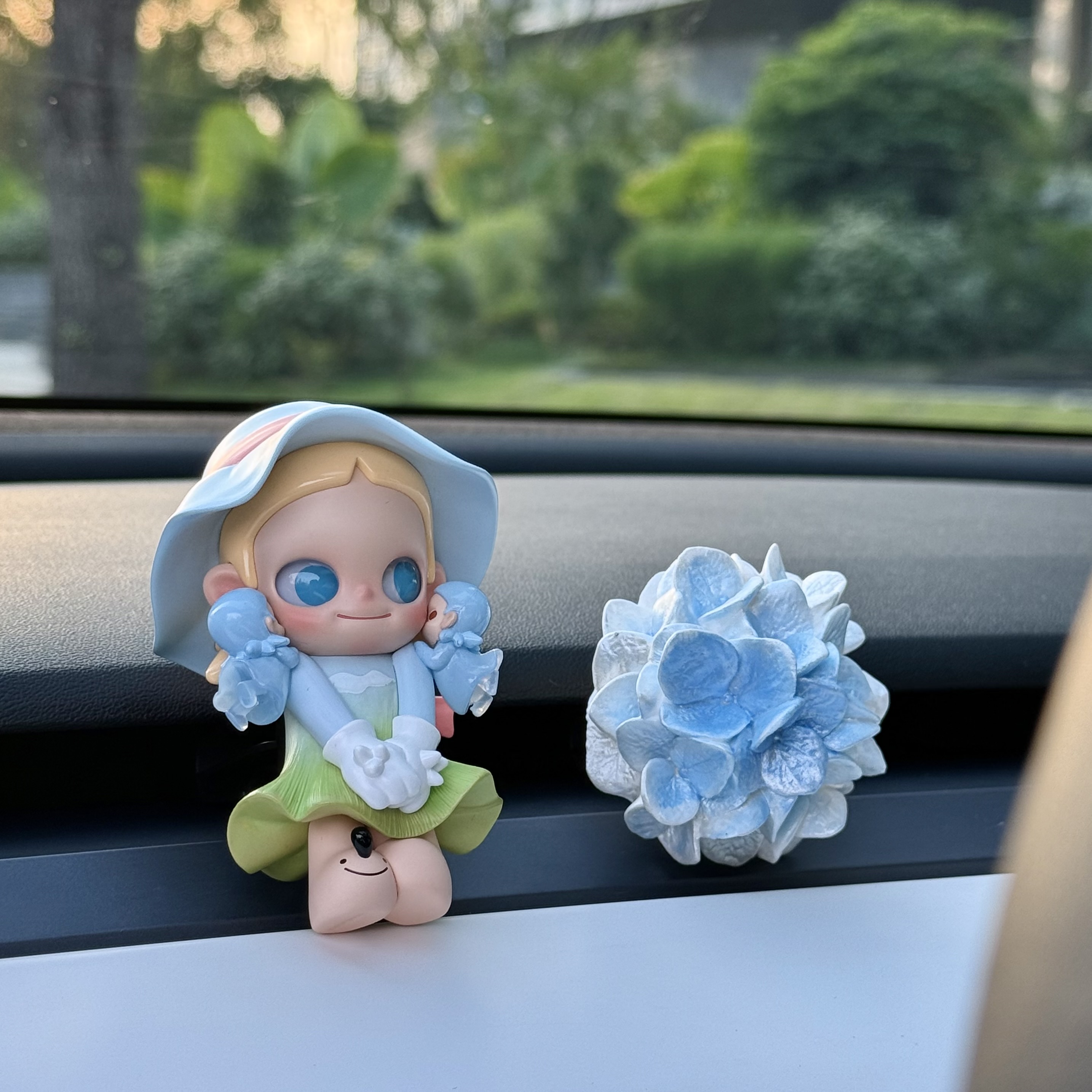 泡泡玛特让风轻吻脸颊车载摆件