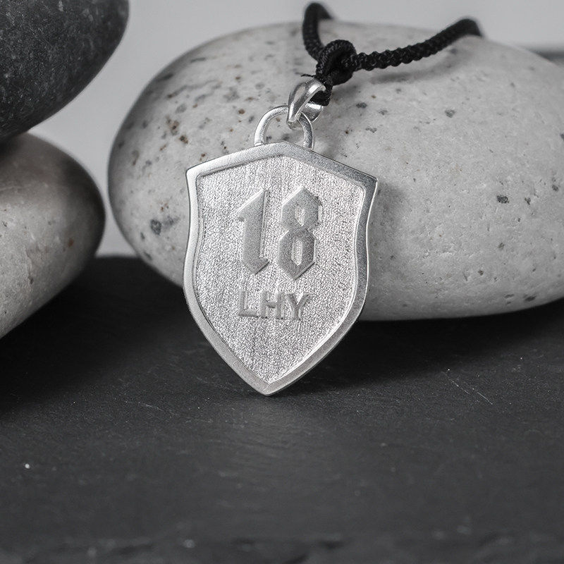 18岁成人礼送男孩男生礼物纯银定制刻字潮男盾牌吊坠项链生日礼品