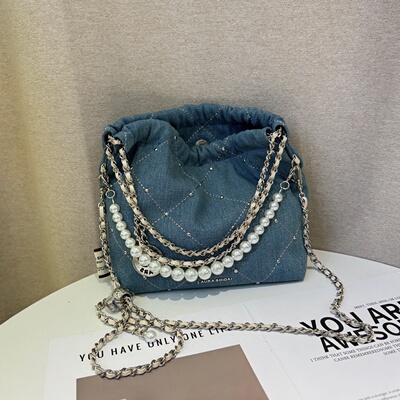 劳拉时黛小众复古牛仔垃圾袋水桶包2026新褶皱抽绳珍珠链条单肩包