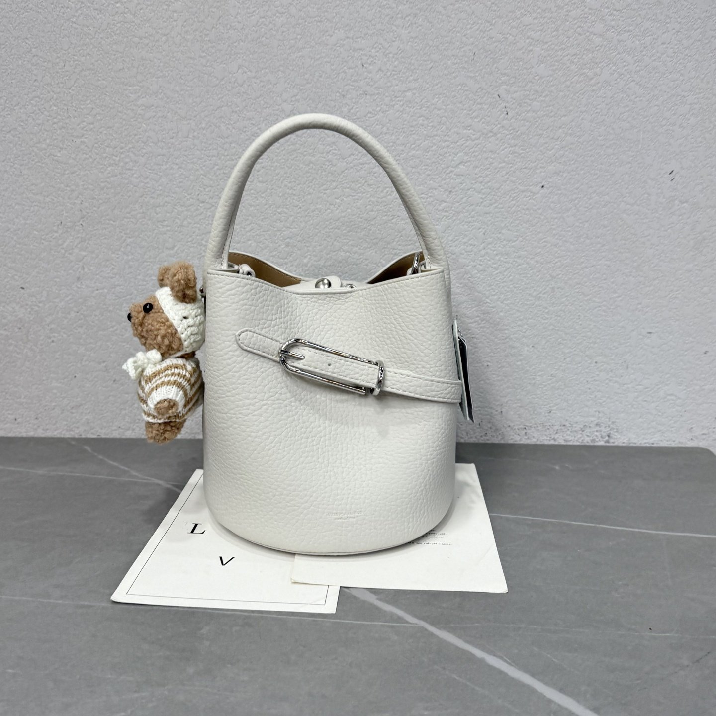 质感荔枝纹水桶包皮带扣手提斜挎包2025新款高级感百搭通勤单肩包