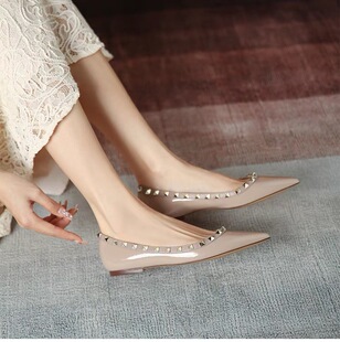 2025春夏新款V家铆钉尖头平底鞋柳丁浅口单鞋女百搭平跟漆皮女鞋