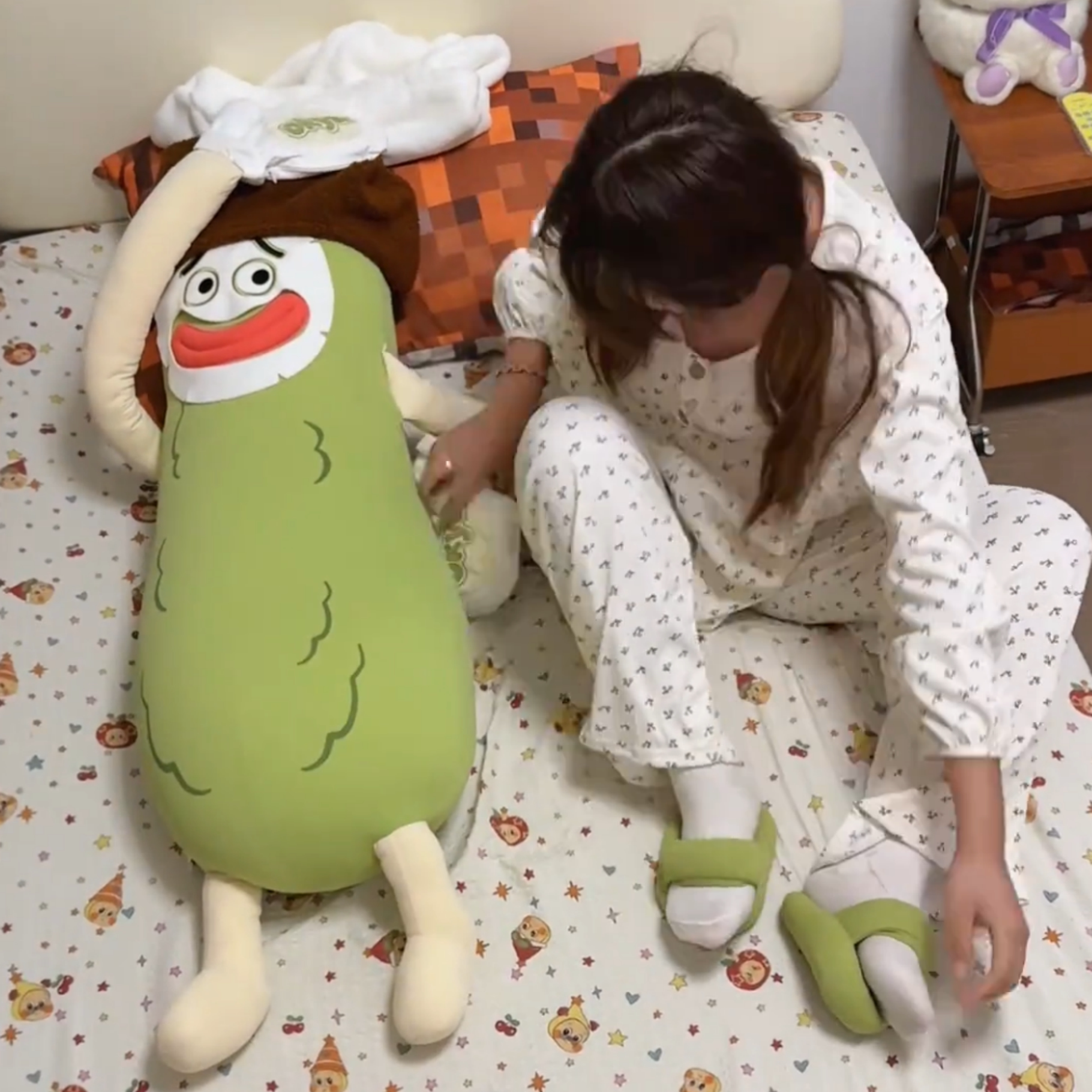 苦瓜茄子大王哄睡抱枕睡觉专用女生成人拍拍安抚神器玩偶侧睡靠枕图片