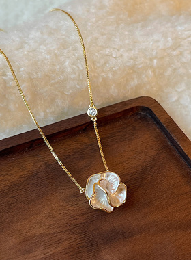 山茶花吊坠项链女款2026新款爆款轻奢小众高级感锁骨颈链装饰配饰