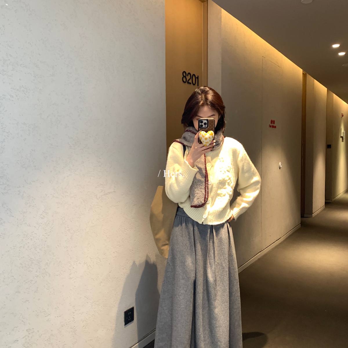 Hers-冬上新韩标简约日常通勤立体钩花设计单排扣保暖毛衣92464