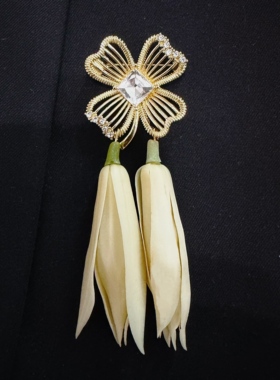 白玉兰白兰花鲜花压襟扣