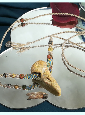 晴天出品手搓藏式棉线编织天然珊瑚玉雕刻乌鸦头骨项链