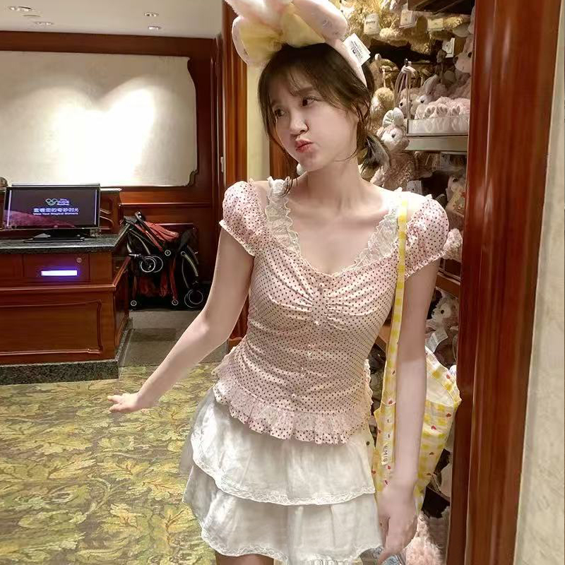 红色波点荷叶边泡泡袖衬衫女夏季收腰显瘦别致上衣