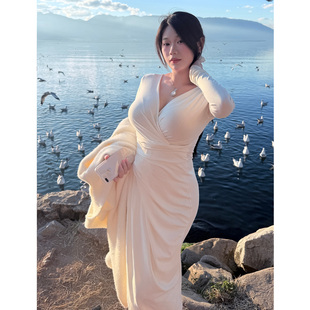 醉月衫 微胖大码女装温柔风V领连衣裙女收腰显瘦秋冬新款包臀裙子