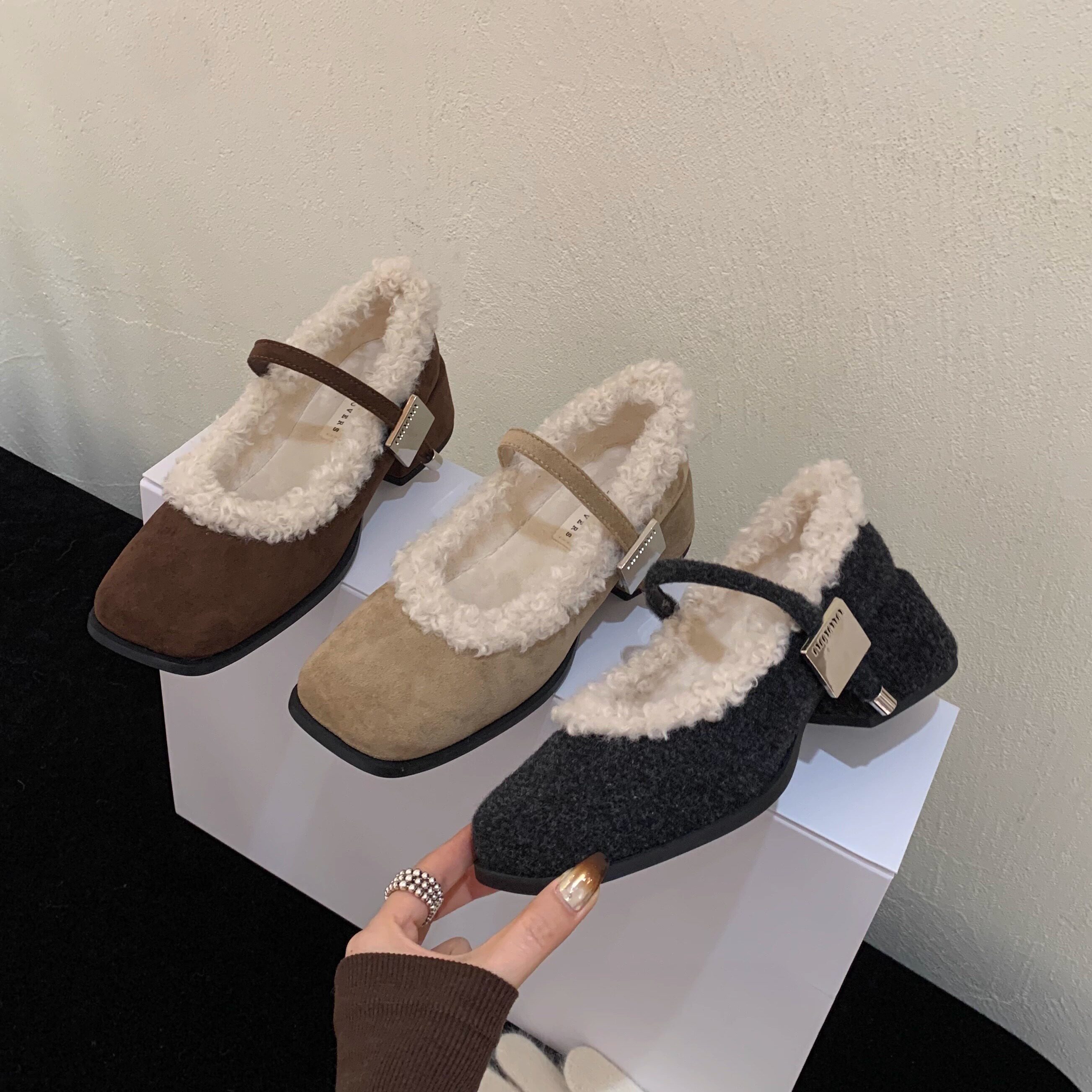 玛丽珍高跟鞋女2025冬季新款加绒面方头粗跟一字扣带羊卷毛毛单鞋