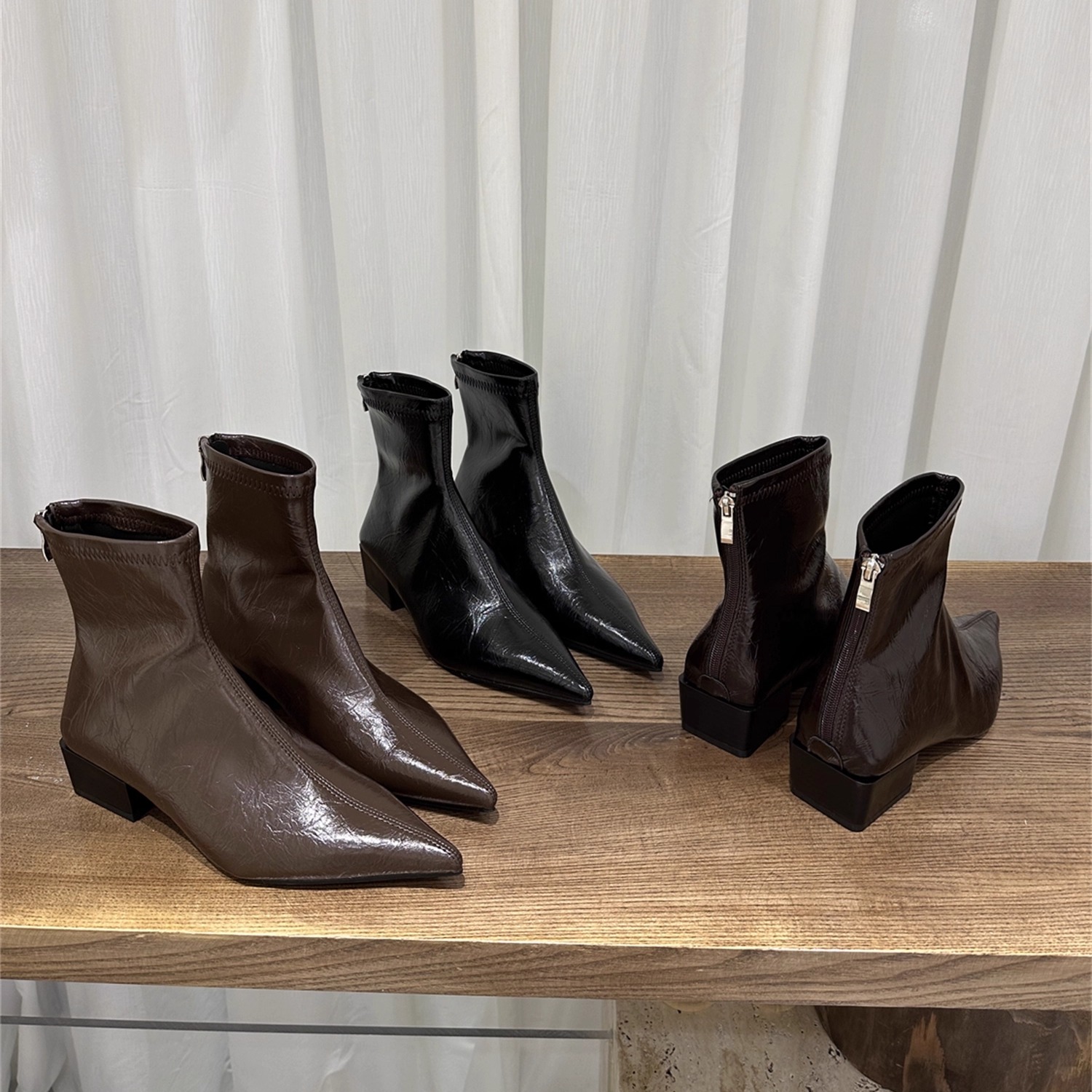 2025年秋冬新款韩版尖头粗跟骑士短靴子女冬季加绒方跟短筒瘦瘦靴