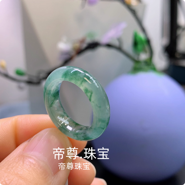 冰糯种白底飘绿花玉石戒指指环