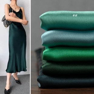 湖绿色翠绿色醋酸缎面料 轻奢礼服吊带裙绸缎丝滑光泽感服装布料