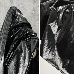 金属光泽感-亮黑色仿皮羽绒服面料-轻薄肌理纹尼龙皱柔软防水布料