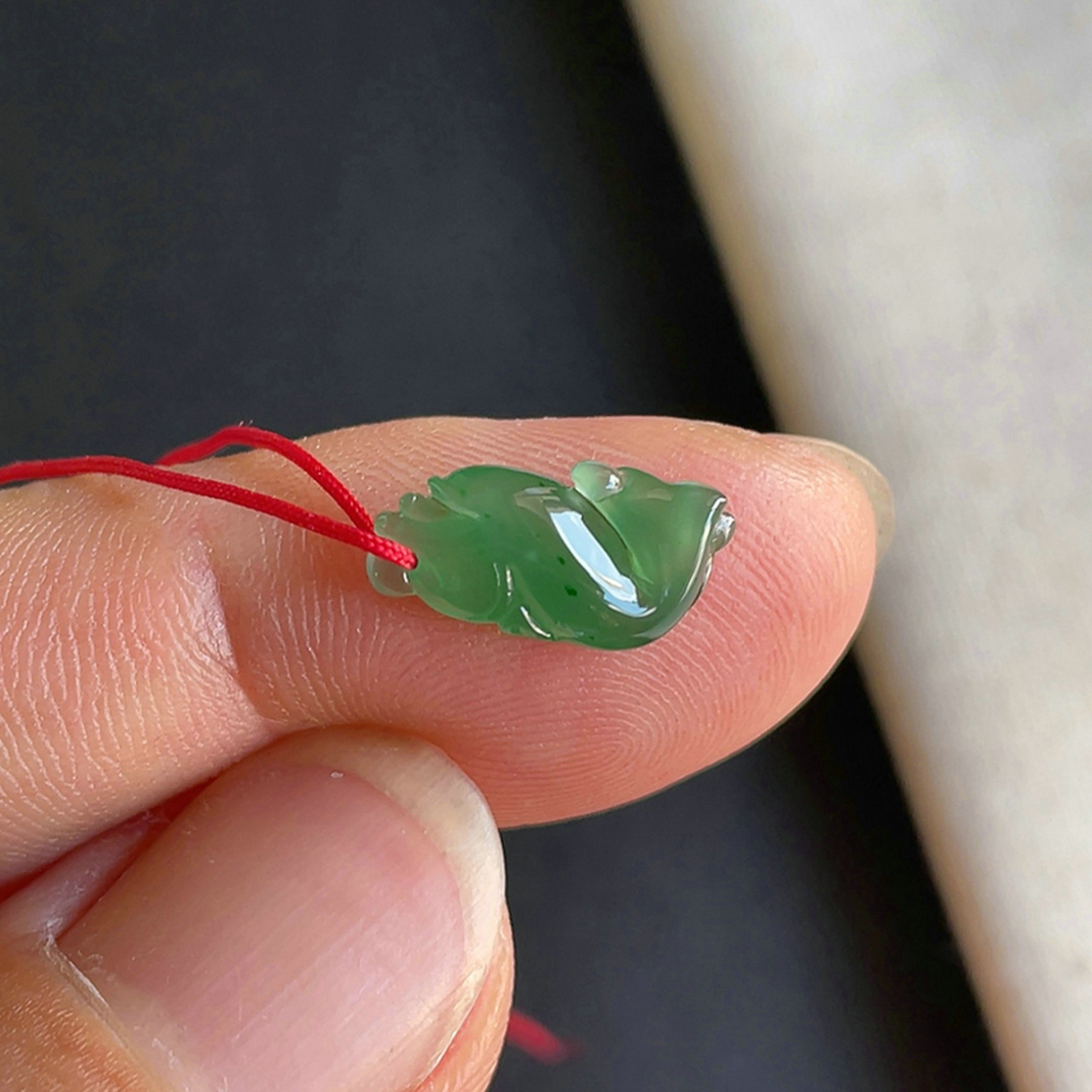 冰种辣绿翡翠鱼戒面天然翡翠A货