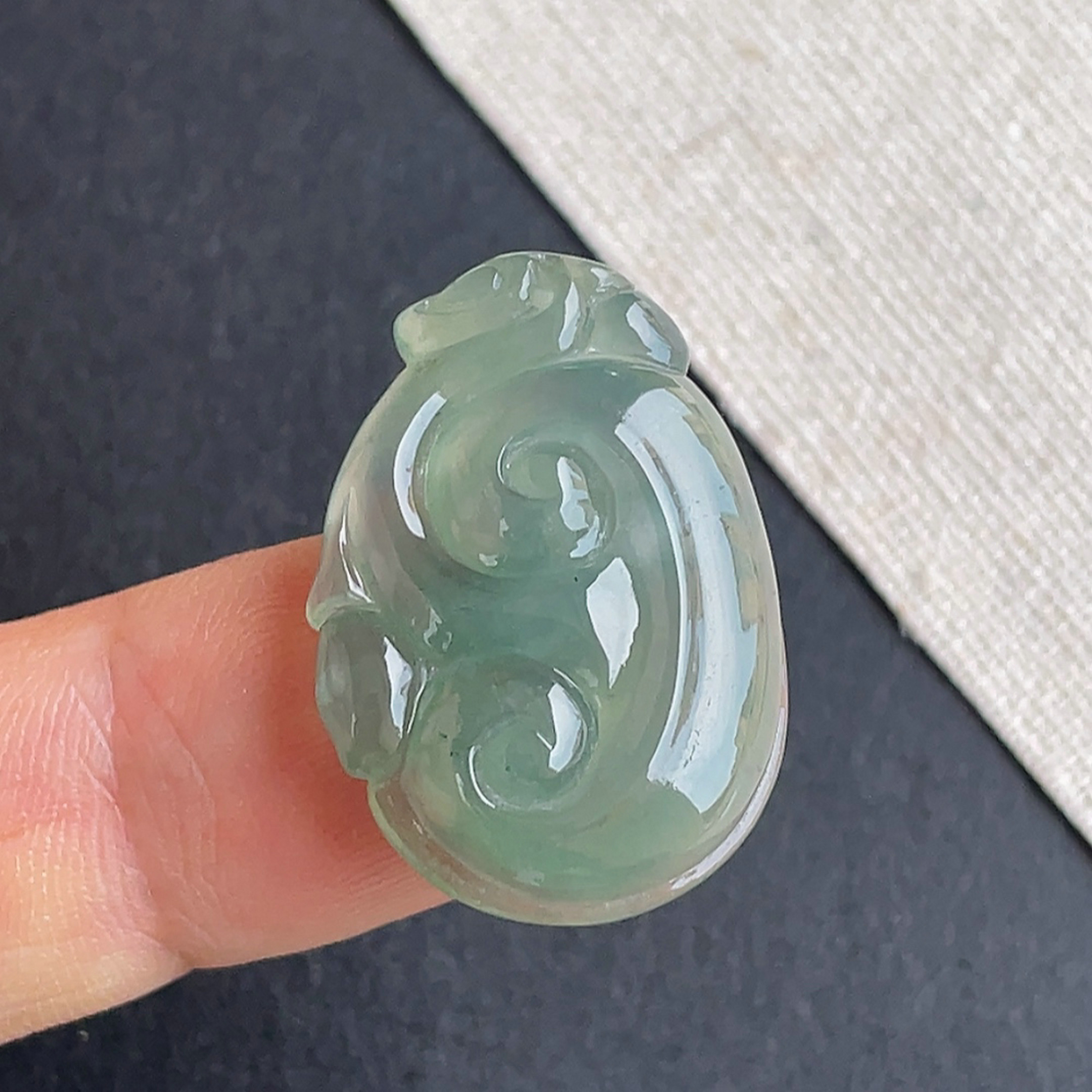 天然缅甸翡翠冰种满绿如意吊坠