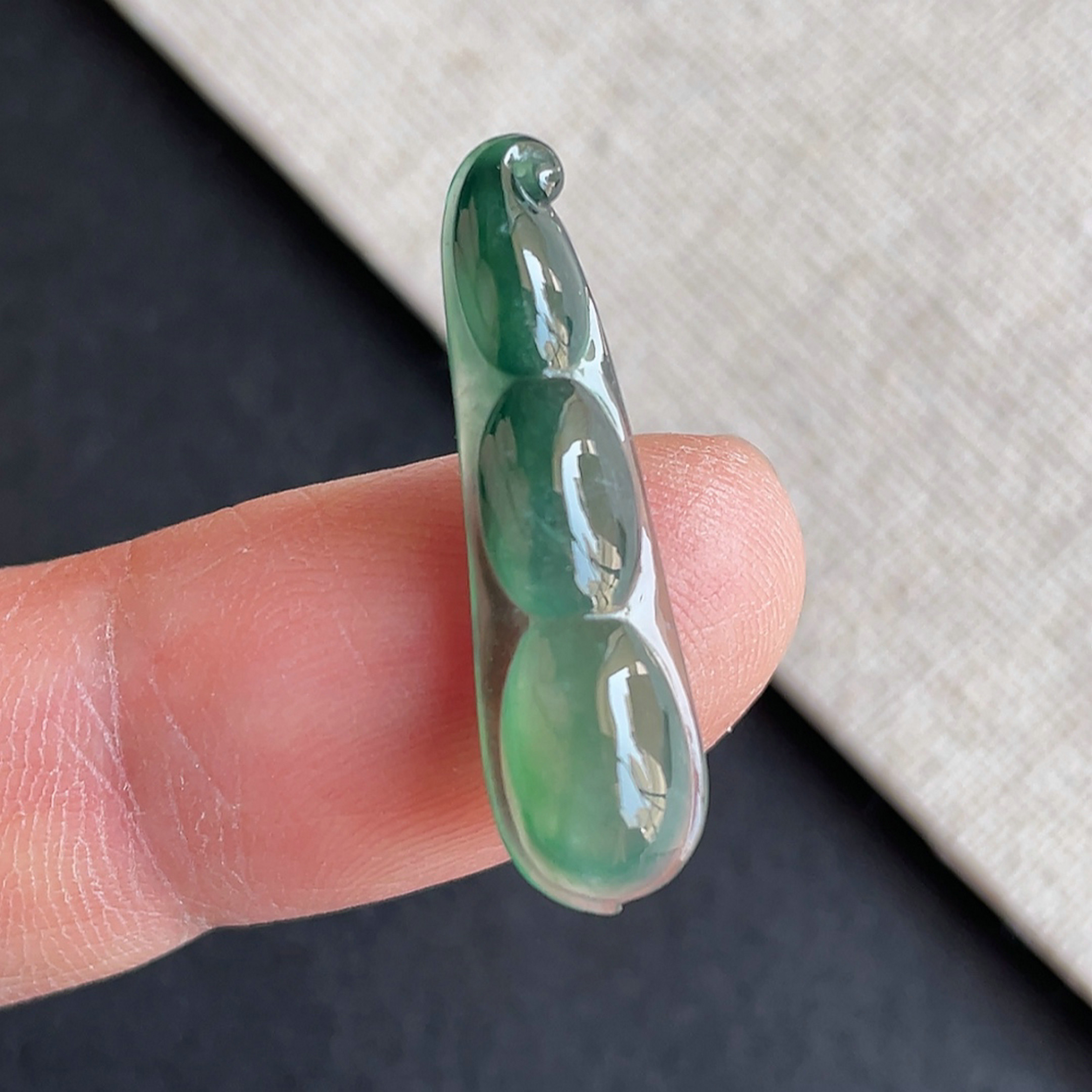 缅甸翡翠冰种满绿四季豆吊坠
