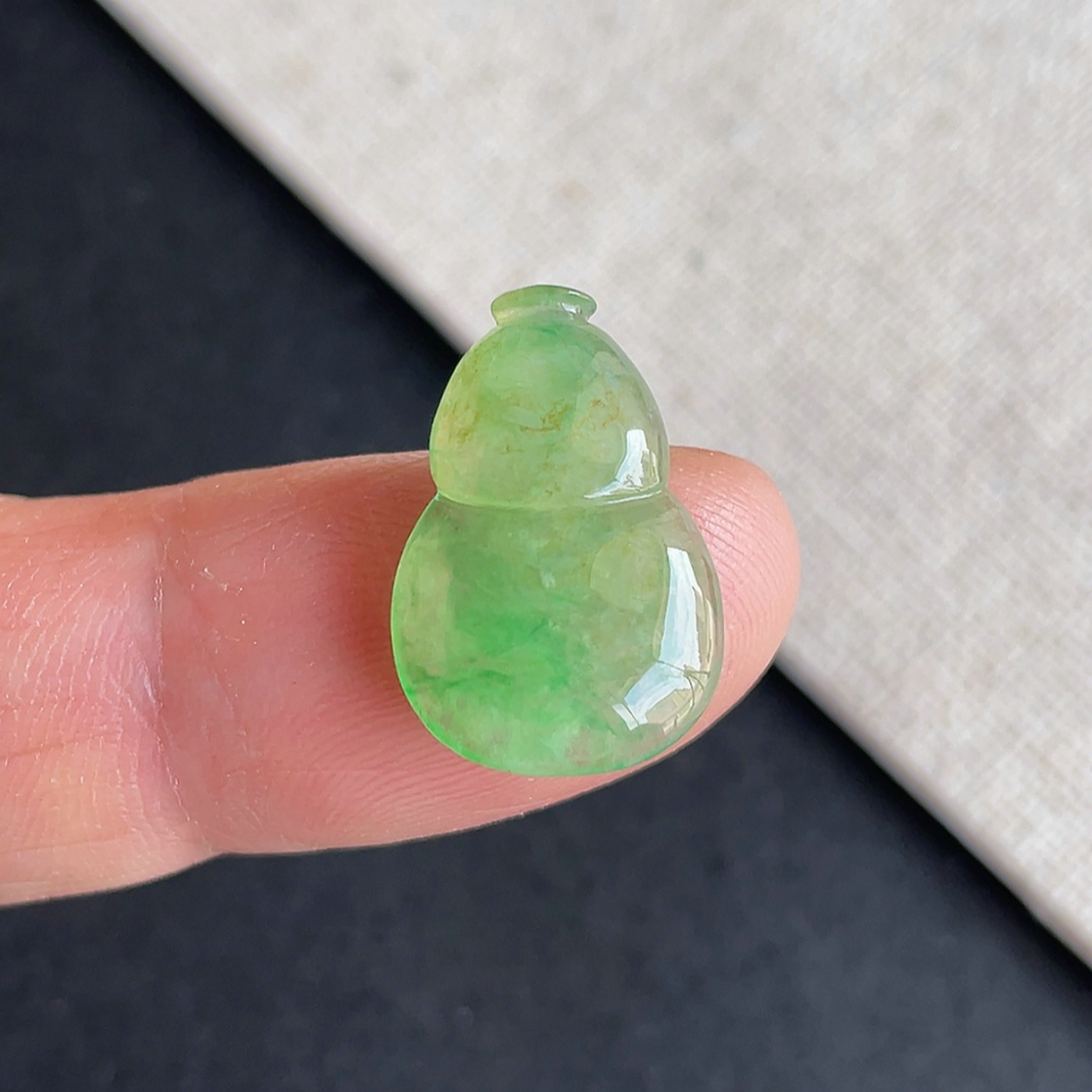 缅甸翡翠冰种飘阳绿葫芦戒面