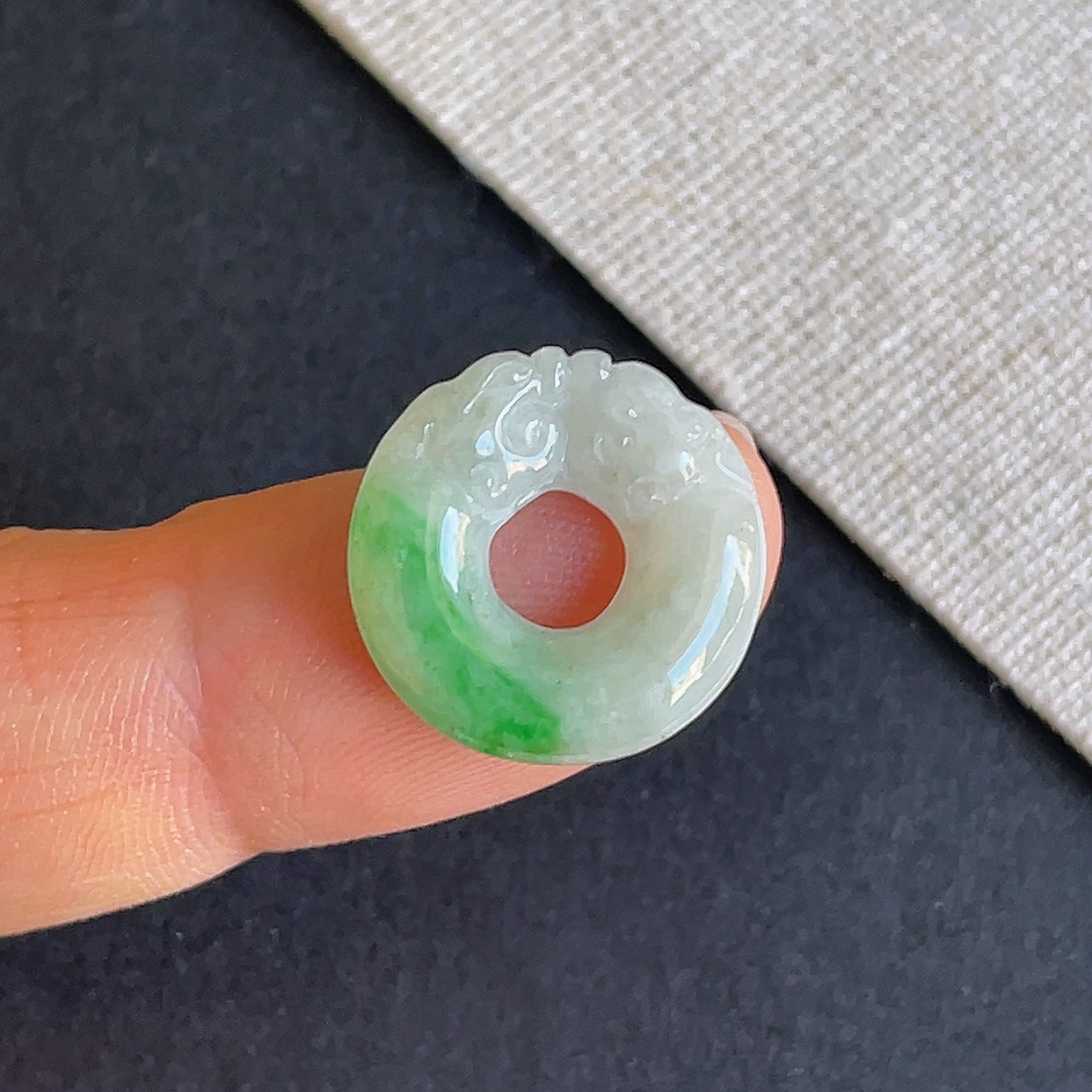 天然翡翠冰糯种阳绿双龙环吊坠