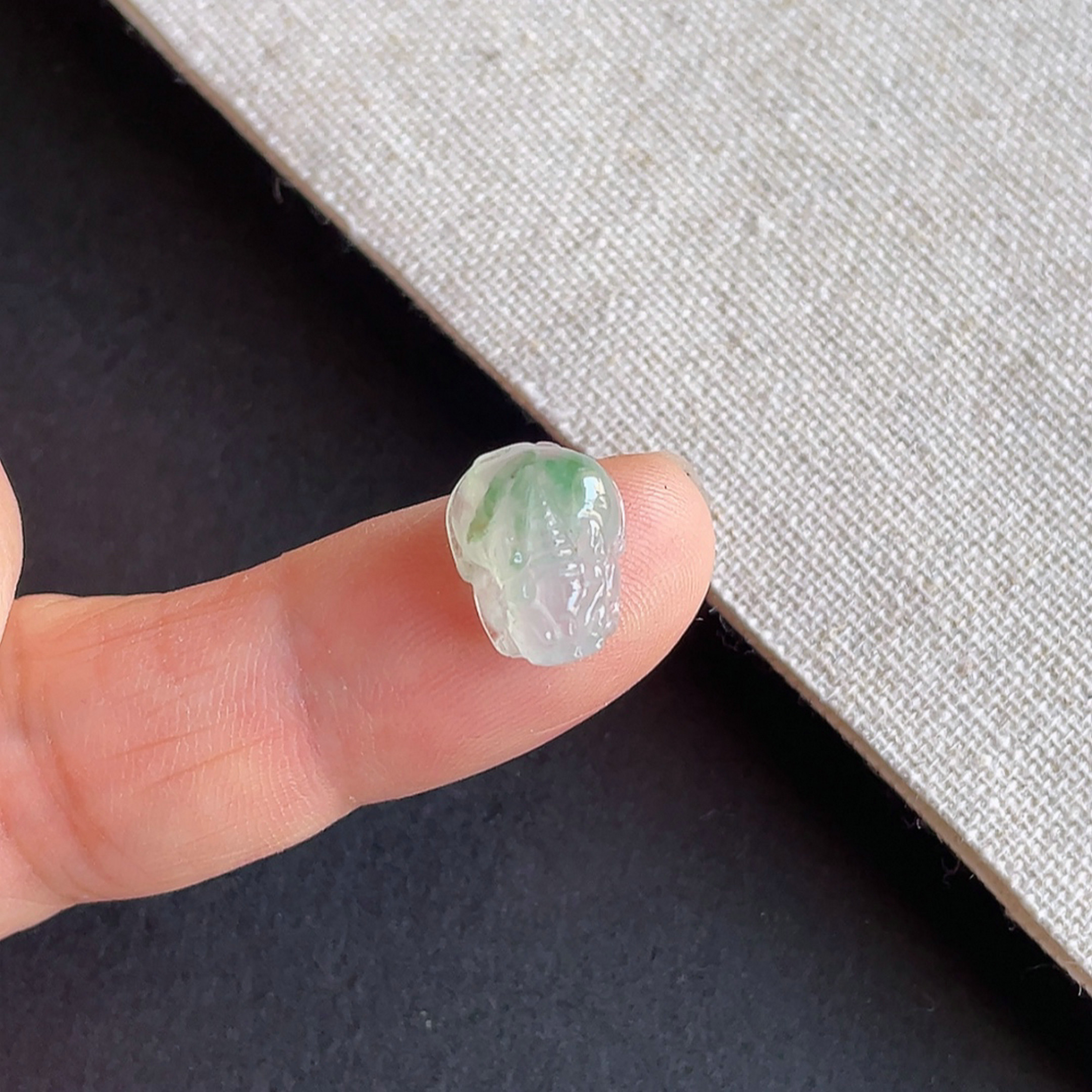 翡翠老坑冰种飘阳绿金蟾戒面