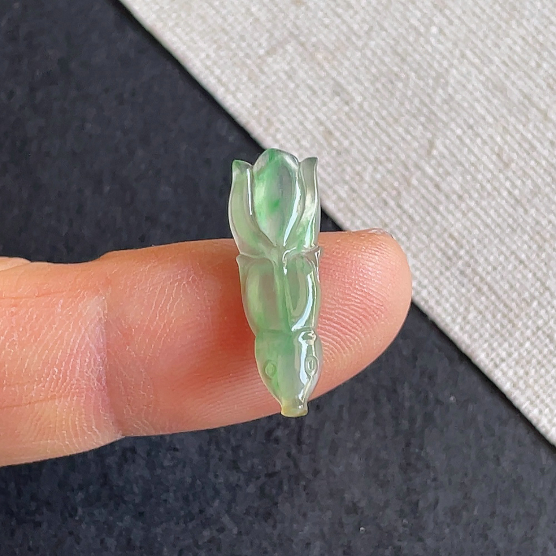 翡翠a货冰种飘阳绿翡翠鱼戒面