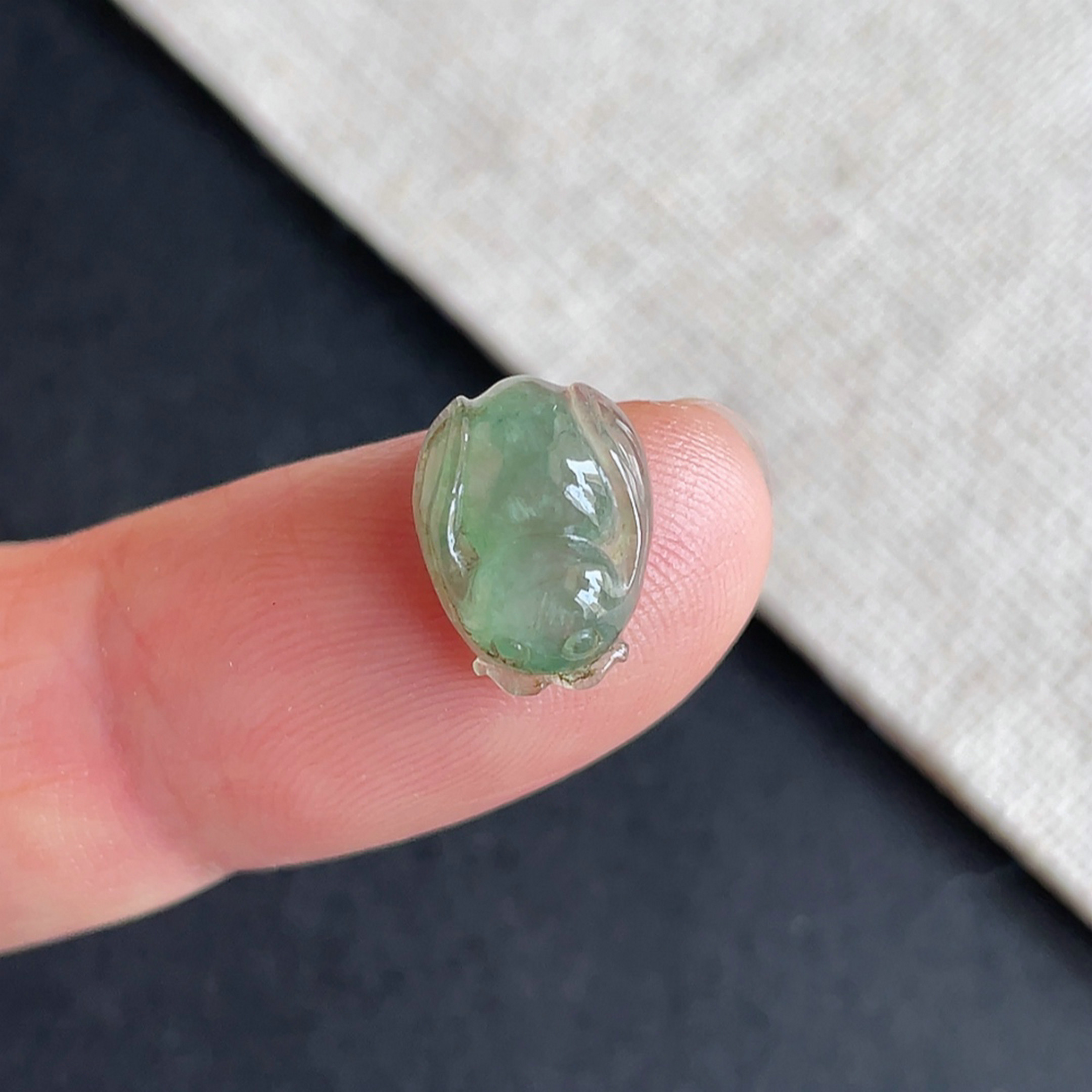 A货翡翠老坑冰种满绿蜜蜂戒面