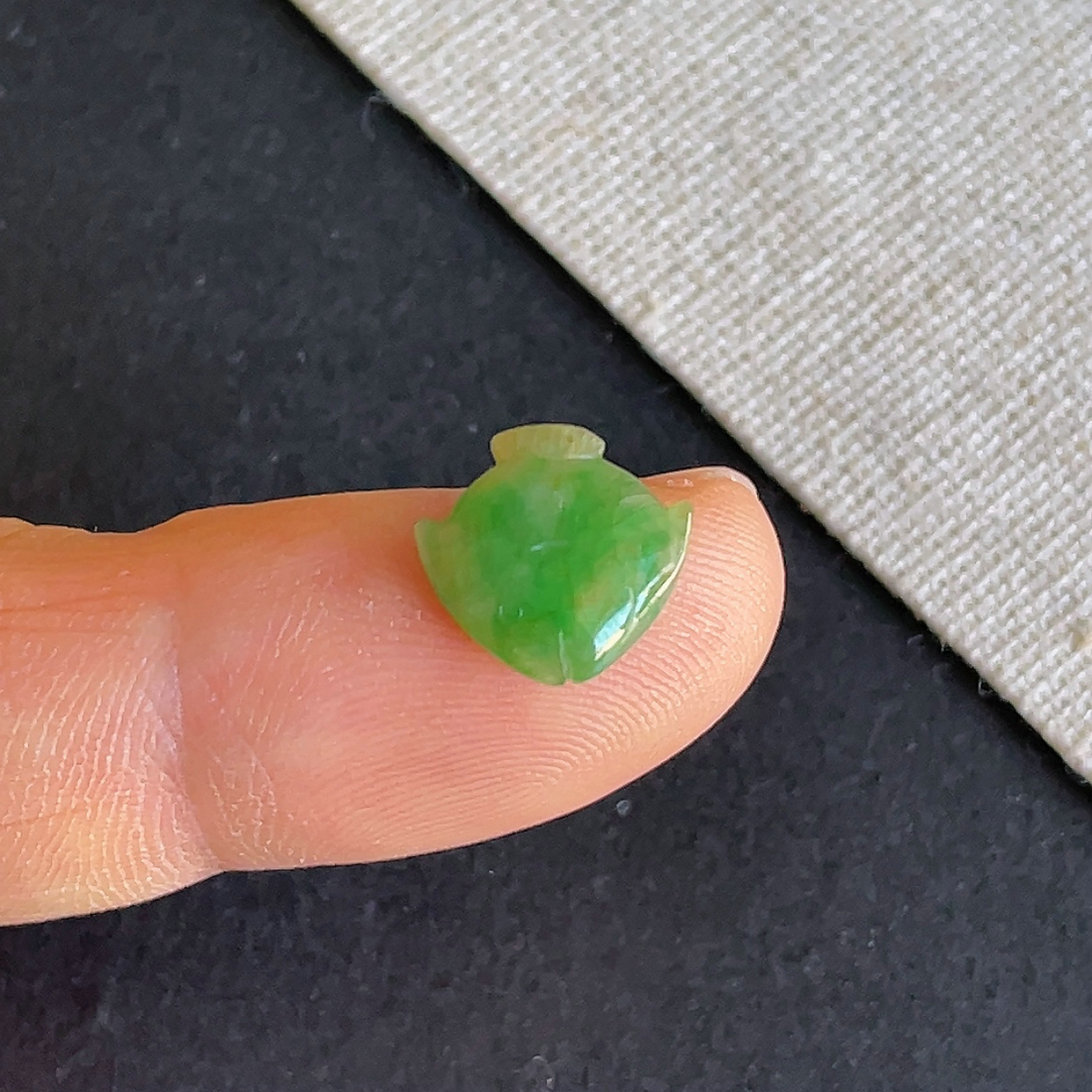 天然缅甸翡翠阳绿年年有余戒面
