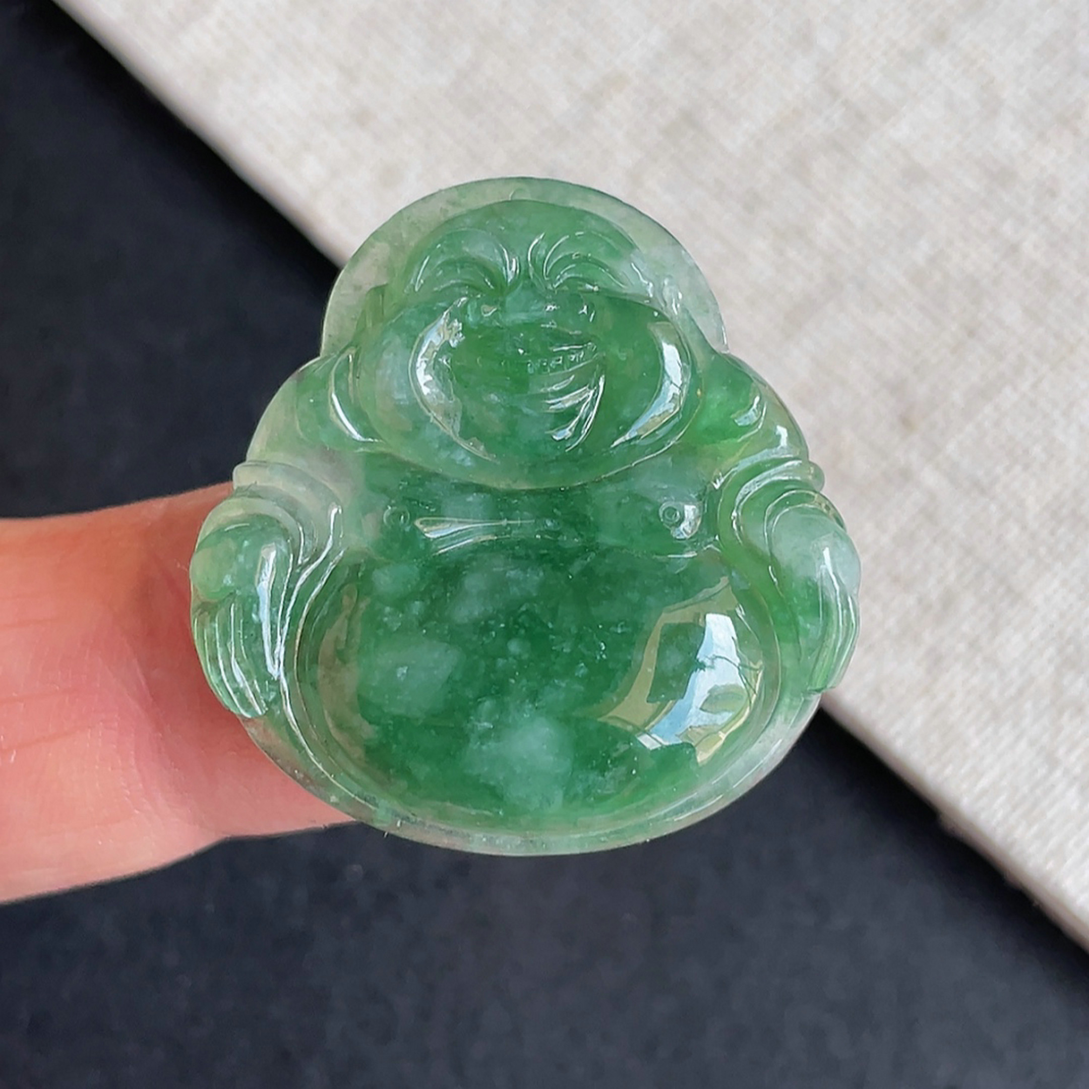 缅甸翡翠冰种满绿飘雪花佛公吊坠
