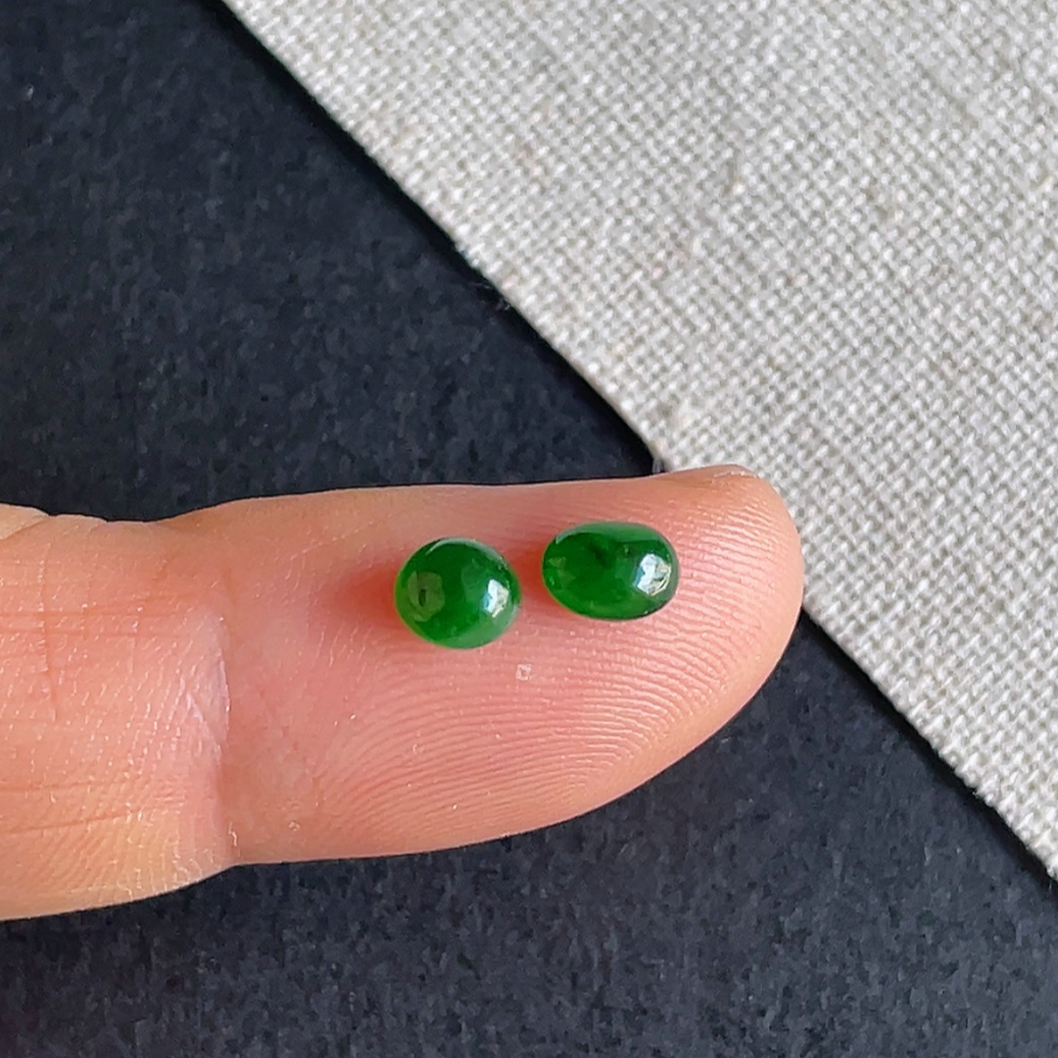 缅甸翡翠a货冰种辣绿蛋面一对