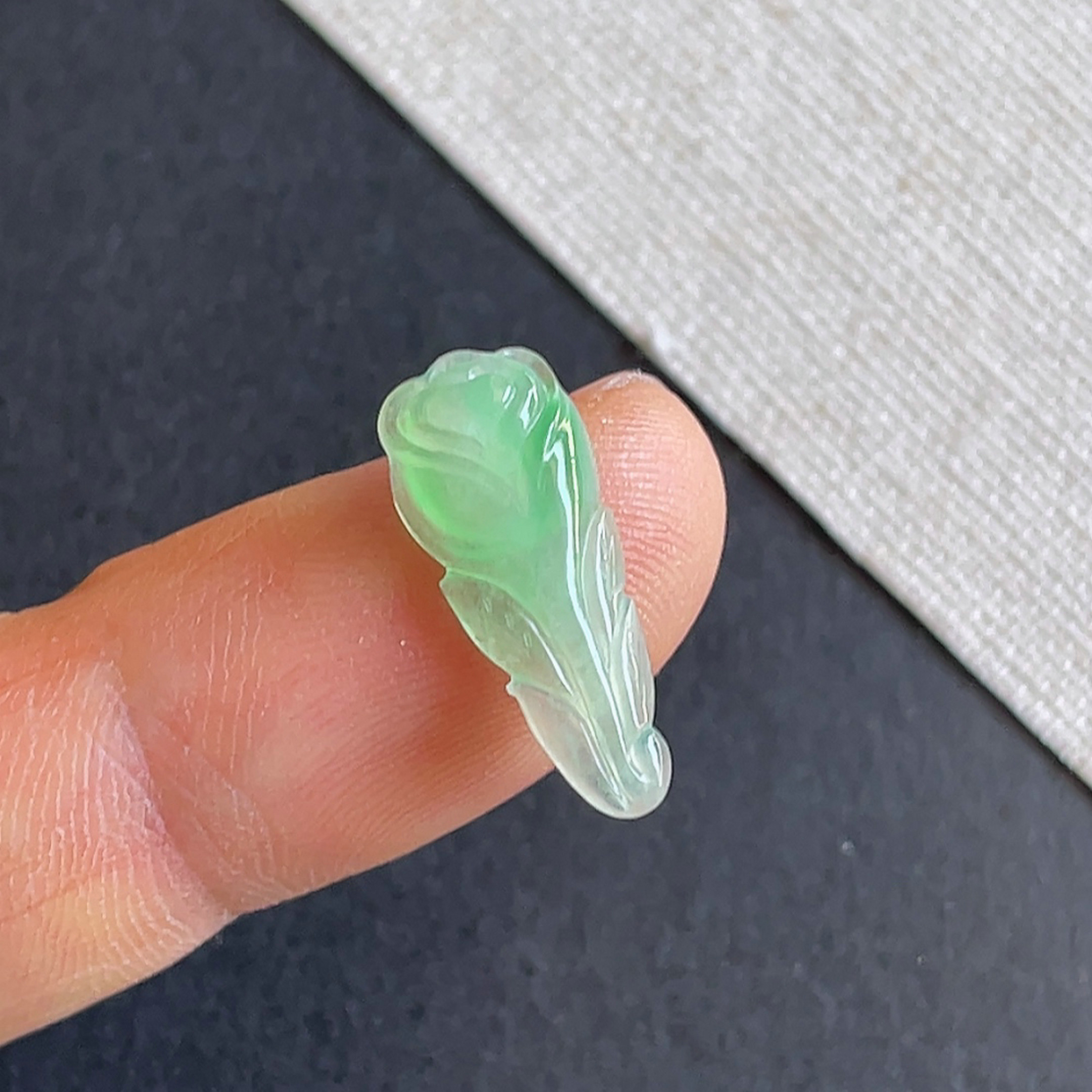 天然翡翠a货冰种飘阳绿玫瑰戒面