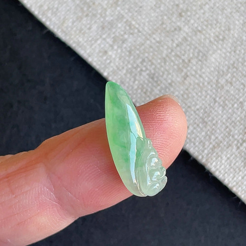 A货翡翠老坑冰种飘阳绿松鼠戒面