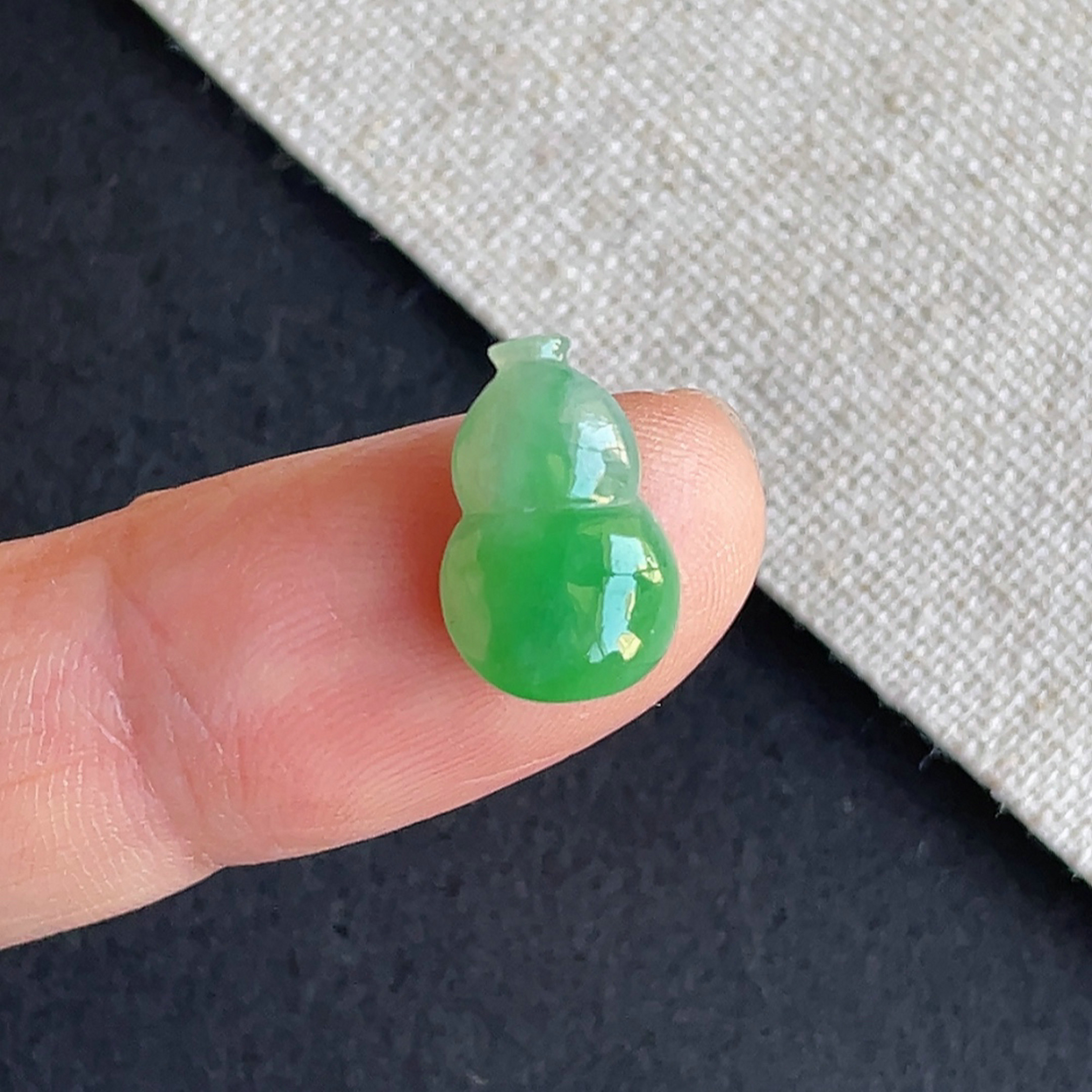 天然A货翡翠冰种带阳绿葫芦戒面