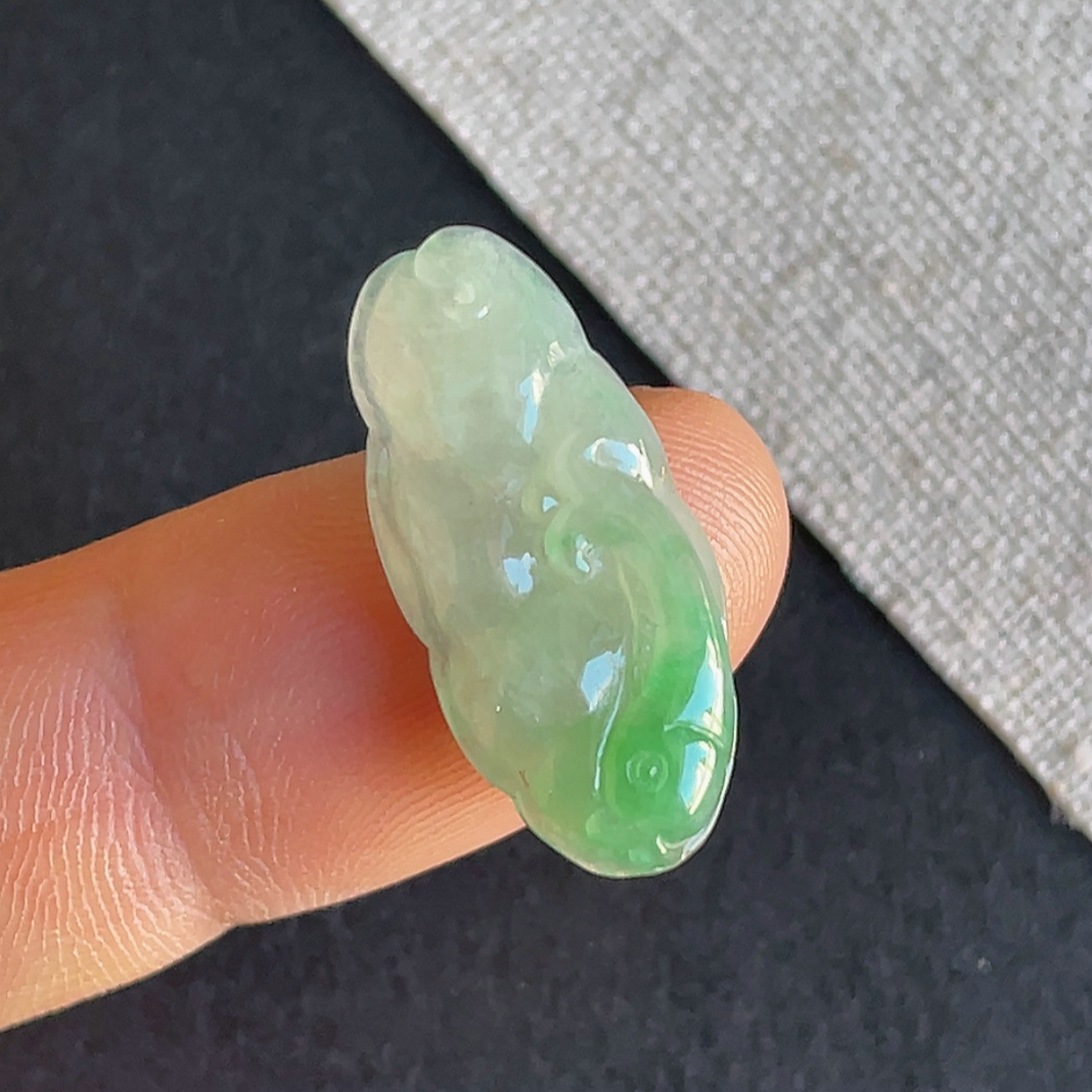 缅甸翡翠a货飘阳绿荷叶鱼吊坠