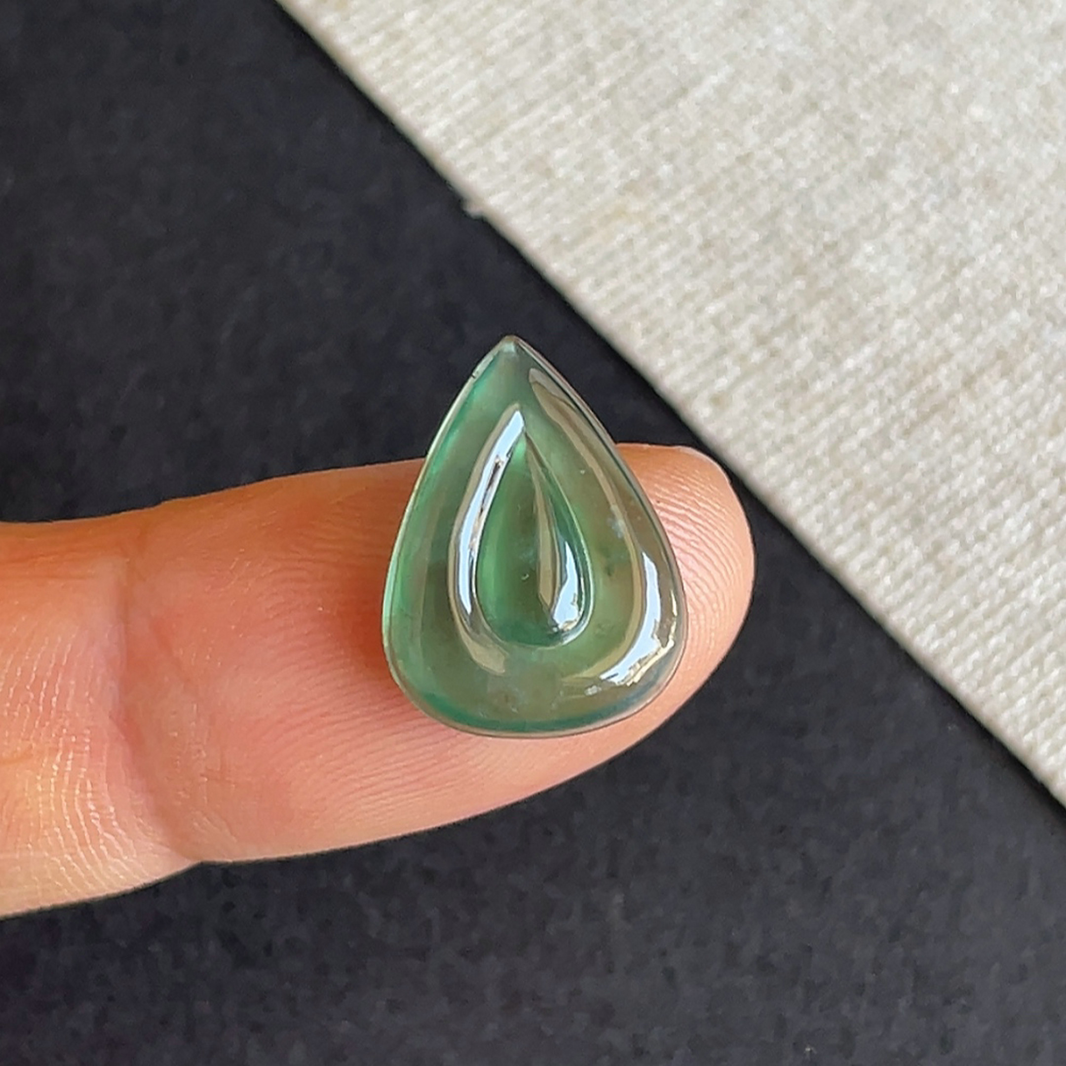 缅甸翡翠a货冰种辣绿福贝戒面