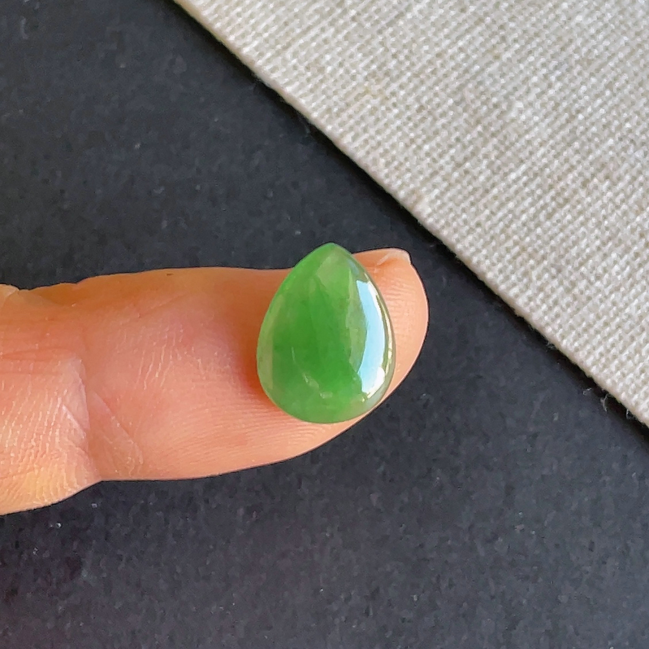 天然缅甸翡翠冰种阳绿水滴戒面