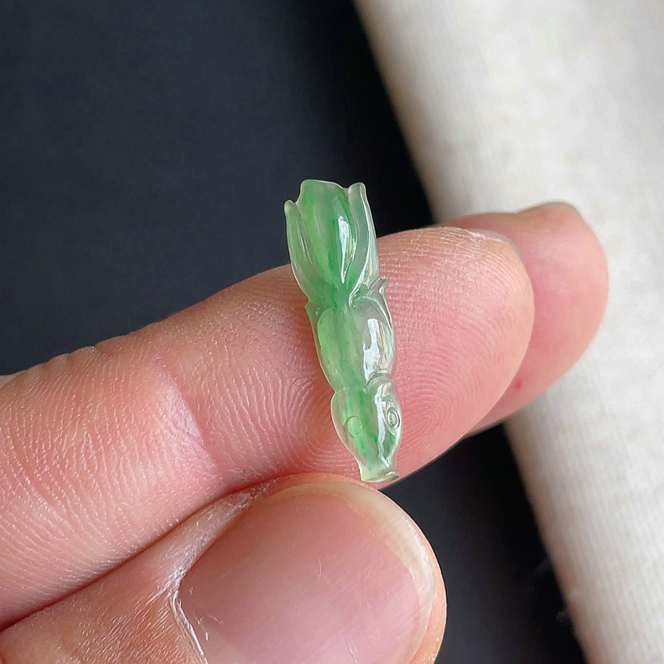 冰种阳绿翡翠鱼戒面天然翡翠A货