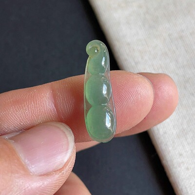 天然翡翠A货冰种满绿四季豆吊坠