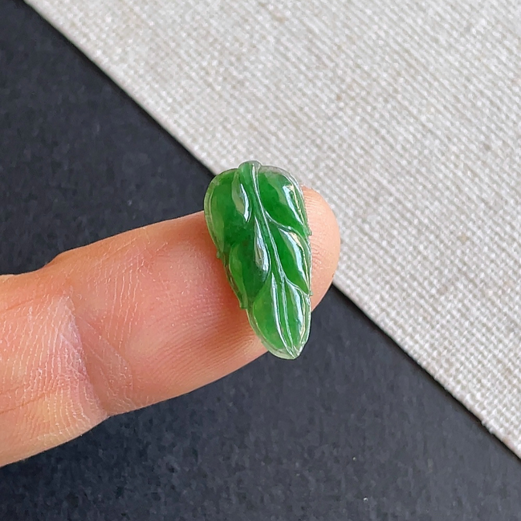 天然翡翠a货冰种辣绿叶子戒面