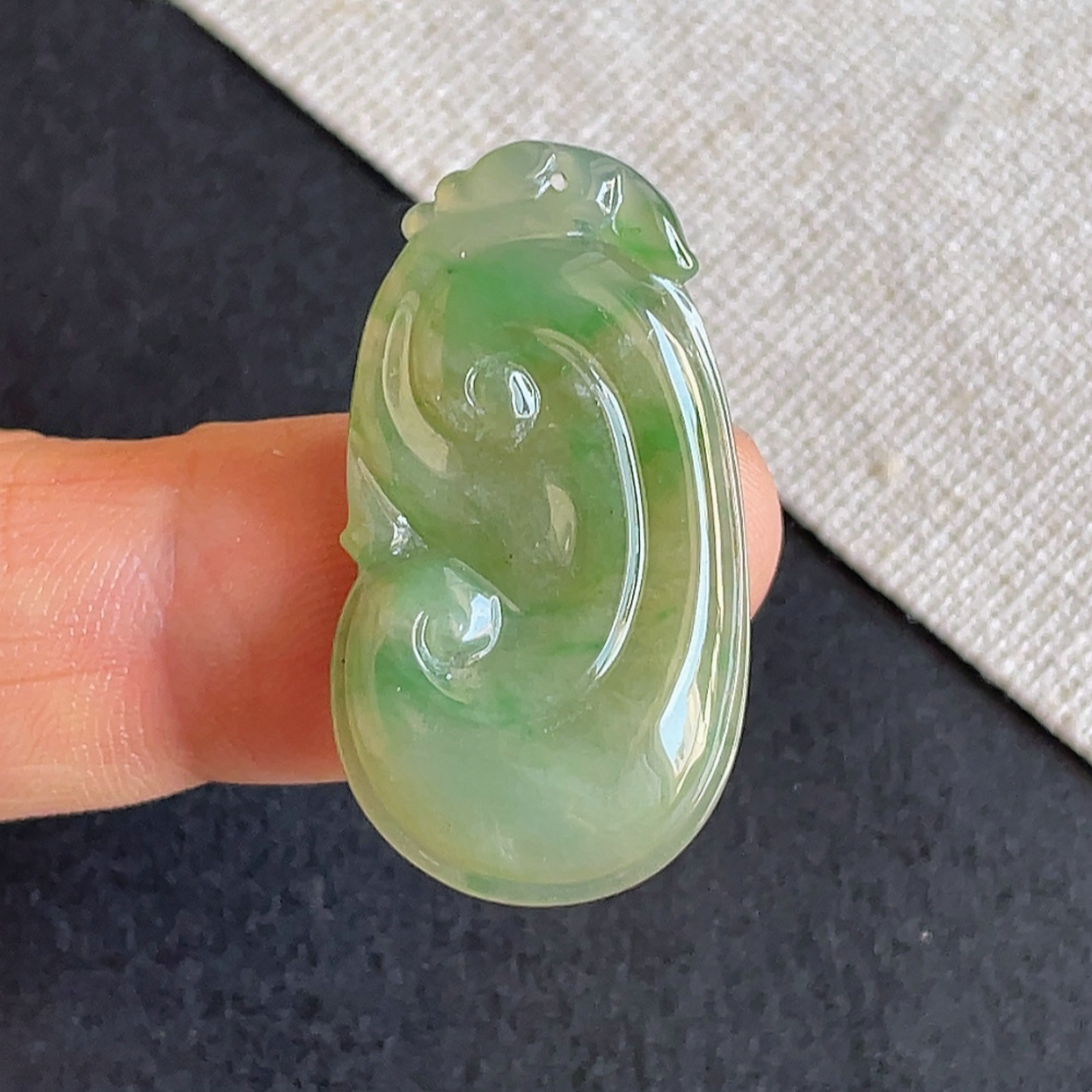 天然缅甸翡翠飘绿如意吊坠