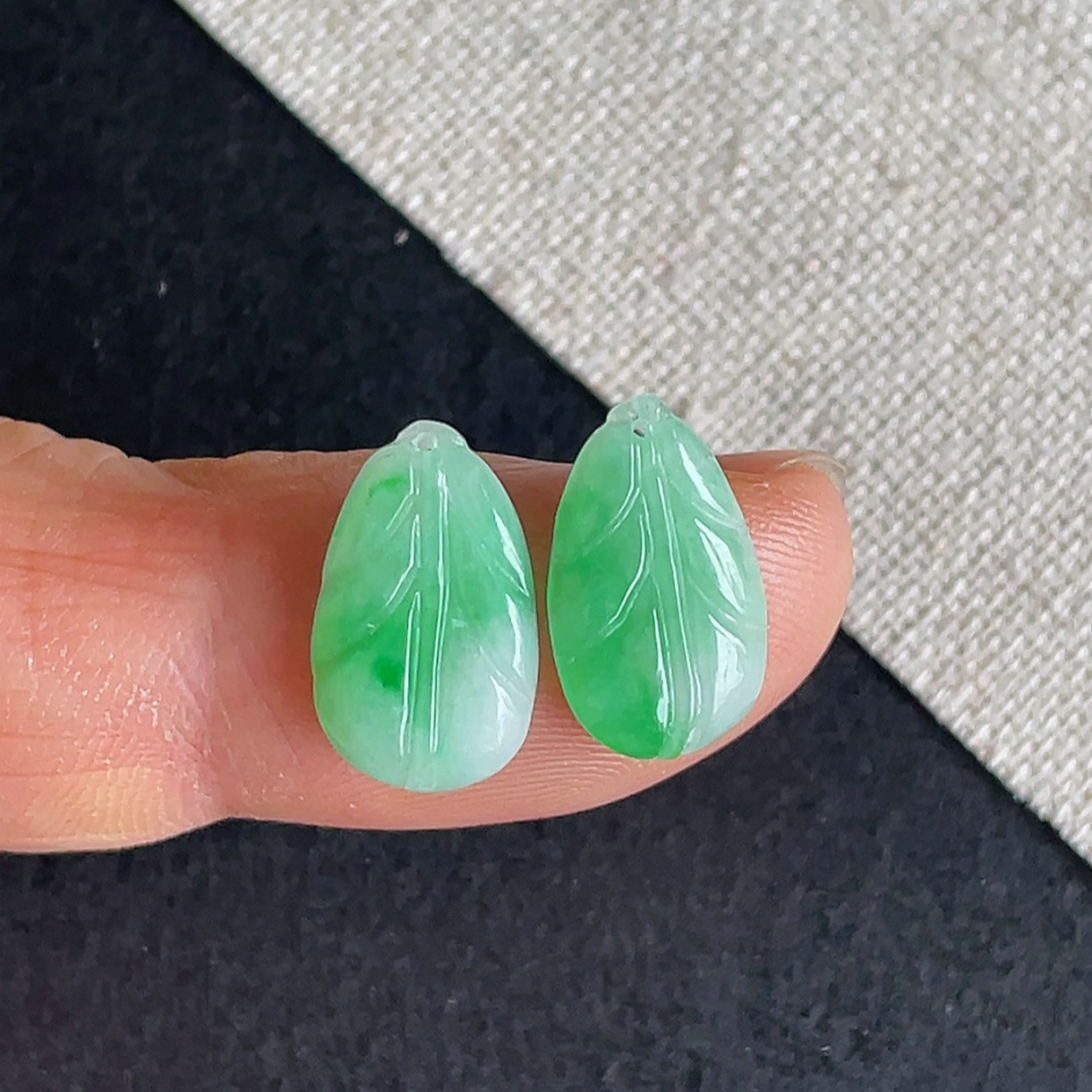 白底青飘阳绿叶子一对天然翡翠